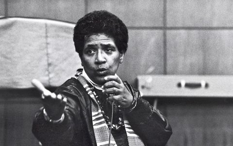 Audre Lorde escribió sobre derechos civiles, feminismo y lesbianismo.