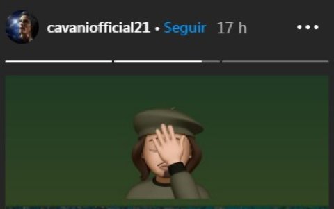 El delantero uruguayo Edinson Cavani protestó en sus redes sociales por la decisión del VAR en el primer gol anulado