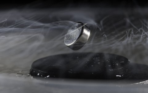 Proceso de superconductividad a través de nitrógeno líquido.