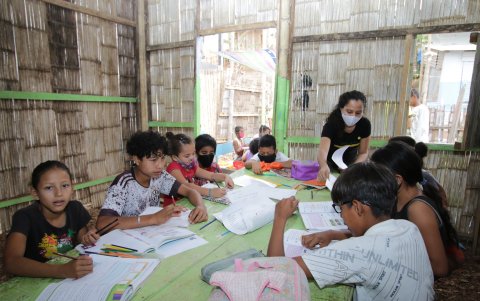 Miembros de la Misión Juvenil del Hogar de Cristo acompañan a 20 menores en el proceso de aprendizaje.