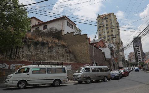 Vista de una larga fila de vehículos que esperan para cargar gasolina hoy en un surtidor de La Paz.