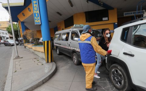 Vista de una larga fila de vehículos que esperan para cargar gasolina hoy en un surtidor de La Paz.