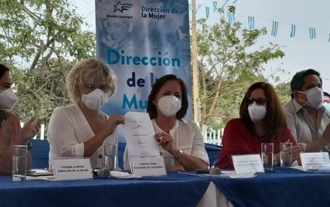 La alcaldesa de Guayaquil, Cynthia Viteri, y la ministra de Educación, Monserrat Creamer, participaron del acto oficial.