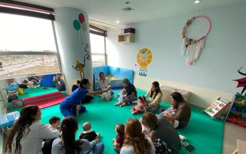 Clase grupal de estimulación temprana de 2 Latidos.