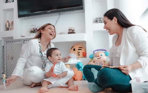 Gabriela Valdivieso junto a su hijo Simón y Rebecca Gavilanes.