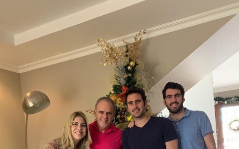 Retrato familiar junto a esposo, hijos e hijastros.