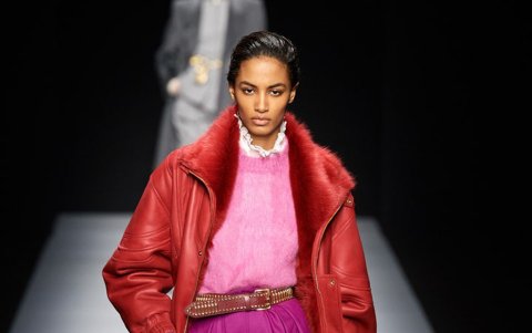 El cinturón café es uno de los colores básicos en el armario.