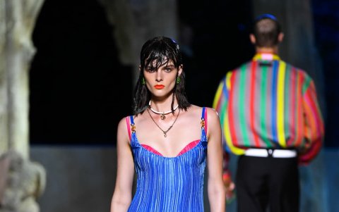 Look parte de la pasarela de Versace.