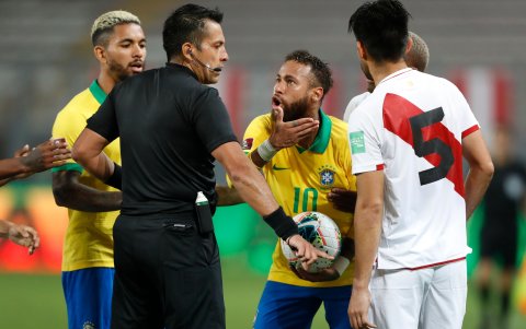 Neymar, según dijo Zambrano (5), le pidió a Bascuñán cambiar la tarjeta amarilla por la roja.