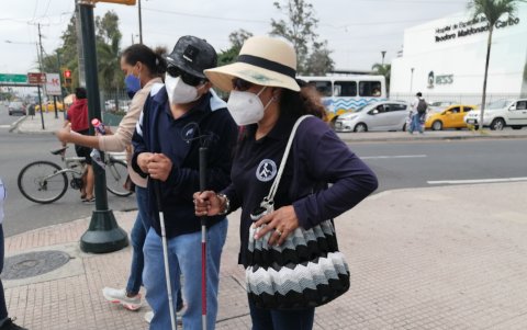 En la foto se ven dos tipos de bastones el blanco, para quienes son no videntes y el rojo, para quienes además de tener una discapacidad visual también lo tienen auditiva.