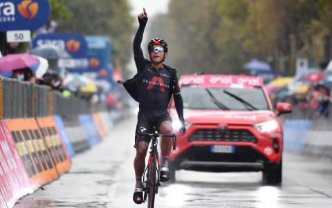 Narváez levanta la mano en señal de victoria tras coronar la etapa 12 del Giro al   marcar un tiempo de 5:31’24”.