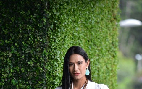 Sus hermosa y delicadas piezas son elaboradas en base a semillas, tagua, coco, conchas...