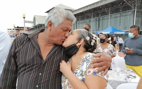 Luis Guano y Luisa Rodríguez en la boda civil colectiva que se realizó ayer, 15 de octubre, en el exterior del Palacio de Cristal.