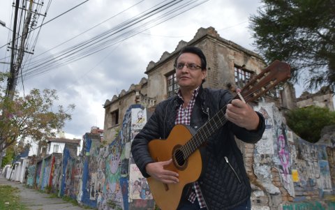 Dice que le gusta el rock, pero no se considera rockero.