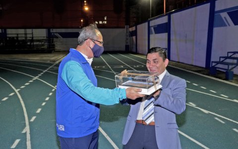Fernando Gavica, de los atletas master,. le obsequió a Roberto Obáñez una maqueta rellena con arcilla de la vieja pista.