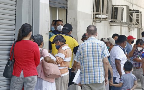 En los exteriores de la CTE, las filas son diarias desde hace algunas semanas. Hay molestia e incertidumbre entre los usuarios.
