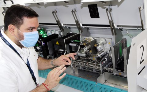 Andrés Fantoni Baldeón, coordinador zonal 8 del Registro Civil, Identificación y Cedulación, muestra los nuevos equipos para la entrega del documento.