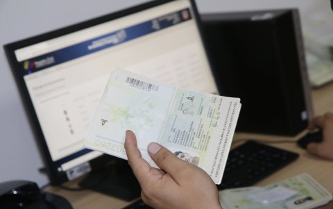 El nuevo pasaporte electrónico guarda información demográfica y biométrica.