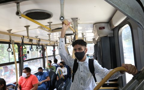 Para Anthony Santillán, trasladarse en la Metrovía es un calvario por la cantidad de pasajeros. Ahora por la pandemia hay menos usuarios.