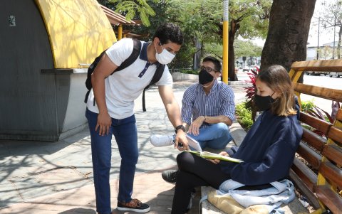 Jean Carlos Intriago asegura que en la ciudad hay pocos sitios seguros para reunirse con los amigos. Tampoco hay muchos lugares para distraerse.