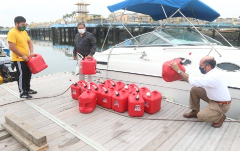 Rubén Guerrero (c) se da tiempo durante su jornada laboral para revisar que todo esté en orden, lo hace junto a su hijo Rubén (i) y su amigo Hodo García.