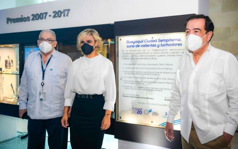 El gerente de la Autoridad Aeroportuaria, Nicolás Romero, la alcaldesa Cynthia Viteri y el exalcalde Jaime Nebot.