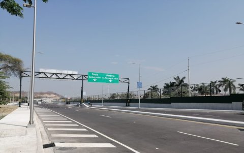 El ancho total de la estructura es de 26,6 metros y cuenta con cuatro carriles vehiculares