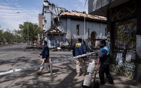 Distintas partes de Santiago de Chile amanecieron así este lunes.