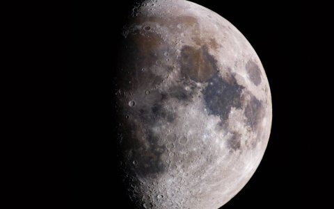 Los investigadores estiman que la abundancia en las altas latitudes meridionales es de 100 a 400 gramos de H2O por tonelada de regolito.