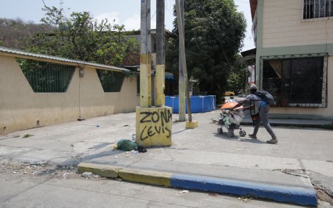 Leyendas. ‘Ben 10’, ‘Chone Killer’ y ‘Zona Levis’, son algunos de los grafitis que, según la policía, son escritos en diferentes barrios por grupos delincuenciales.