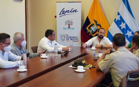 Encuentro. El gobernador del Guayas en conjunto con el alcalde del cantón y autoridades policiales participaron en una reunión.