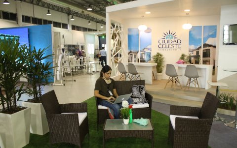 La feria se abrió al público en horas de la tarde. Durante la mañana se dejaron listos los estands de atención al público.