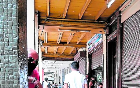 Campanero. En el recorrido se vio a una persona tras un poste, los comerciantes señalan que así vigilan.