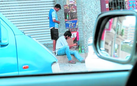 3. Droga. Durante el día personas consumen sustancias.