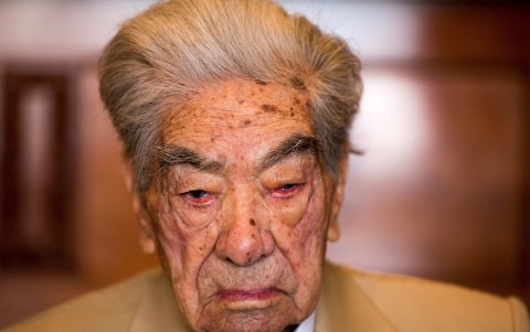 Fotografía de archivo fechada el 26 de agosto de 2020 del ecuatoriano Julio César Mora Tapia, de 110 años, en una entrevista a Efe en Quito.