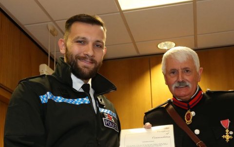 Barnes recibiendo la condecoración por salvar a una mujer de morir en su condición de oficial de policía de la localidad inglesa.