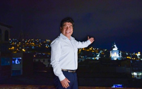 El alcalde de Quito muestra con orgullo una panorámica de la ciudad que lo adoptó.