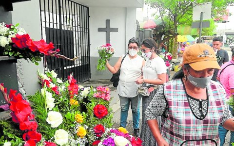 EFECTOS. Los vendedores ambulantes, los comerciantes de flores, serán los perjudicados directos con la suspensión de las visitas a los cementerios durante el feriado del Día de los Muertos.