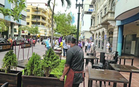Día. Los trabajadores de restaurantes inician su jornada con las debidas medidas de bioseguridad, como lo han hecho la mayoría de negocios.