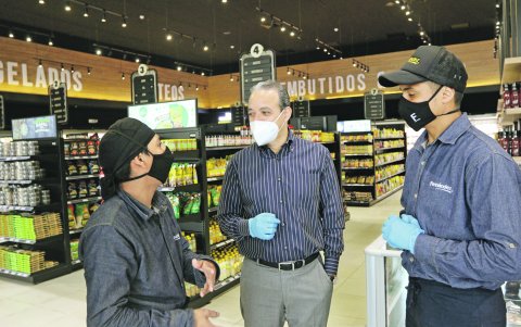 mpresario. Eugenio Fernández (centro) empezó vendiendo carne en Bellavista. Ahora, como dueño del autoservicio Fernández, conversa con dos colaboradores.