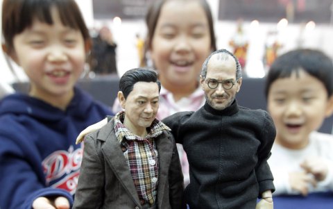 En 2011, Niños juegan con figuras de Lee Kun-hee y Steve Jobs, creador de Apple.