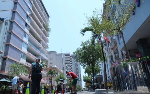 Grandes o pequeños, solos a acompañados, los guayaquileños recorrieron la 9 de Octubre.