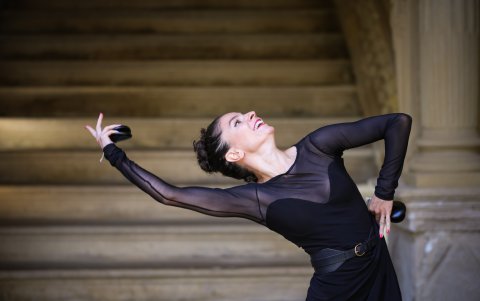 Tiene su propia compañía de danza.