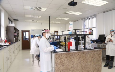 Los estudiantes que asisten a la Universidad Internacional SEK realizan prácticas en los laboratorios.