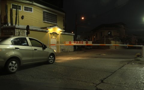 Hecho. Son tres plumas que han sido instaladas en el vecindario.