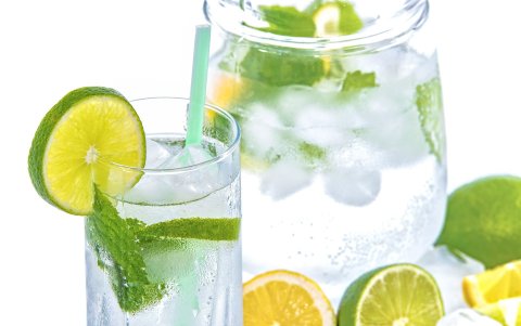 Beber agua de limón es muy refrescante
