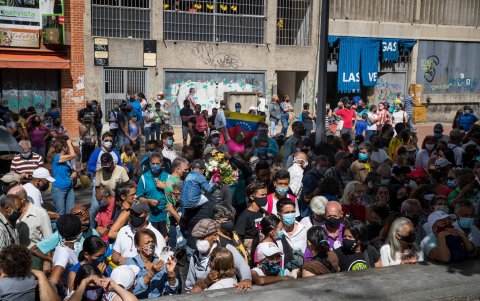 Las inmediaciones de la iglesia de Nuestra Señora de La Candelaria se llenaron de decenas de personas asisten a una ceremonia de exhumación de los restos de José Gregorio Hernández.