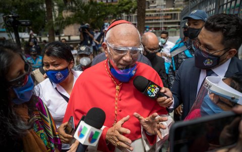 El cardenal venezolano Baltazar Porras habla con periodistas durante una ceremonia de exhumación de los restos de José Gregorio Hernández