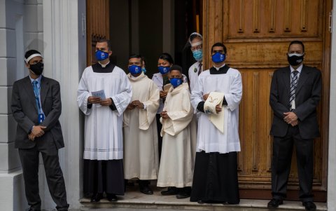 Miembros de la iglesia de Nuestra Señora de La Candelaria donde reposan los restos mortales de José Gregorio Hernandez permanecen en la entrada del recinto aguardando por el cardenal Baltazar Porras ayer.