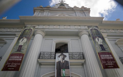 Fotografía hoy, de la entrada de la iglesia de Nuestra Señora de La Candelaria, donde reposan los restos de José Gregorio Hernández, en Caracas (Venezuela).